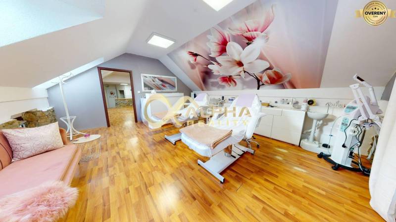 Prenájom priestorov, centrum, Spišská Nová Ves - Svetlý interiér kancelárií s podlahou v drevenom dekore a kvetinovou nástennou dekoráciou.