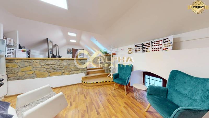 Prenájom priestorov, centrum, Spišská Nová Ves - Kancelárie s podlahou s dreveným dekorom, kamenným múrom a pohodlným sedením.