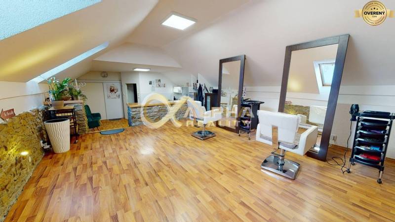 Prenájom priestorov, centrum, Spišská Nová Ves - Interiér kancelárií s podlahou s dreveným dekorom a zrkadlami.