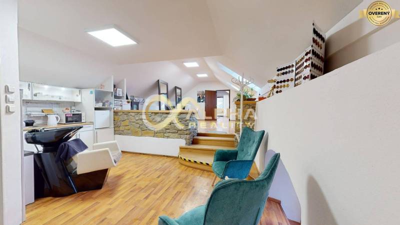 Prenájom priestorov, centrum, Spišská Nová Ves - Kancelárie s podlahou s dreveným dekorom, relaxačné kreslá, umývacie miesto, kuchynka, kamenná stena.