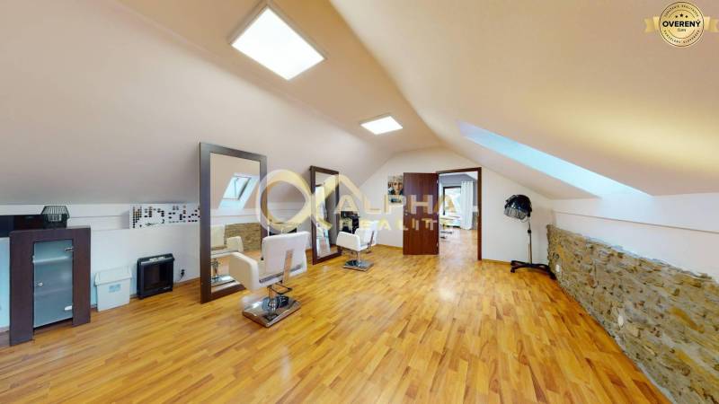 Prenájom priestorov, centrum, Spišská Nová Ves - Podkrovné kancelárie s podlahou s dreveným dekorom a zrkadlami.