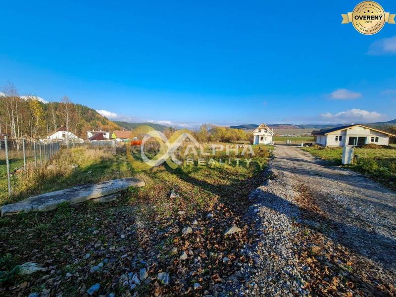 EXKLUZÍVNE Stavebné pozemky, Markušovce, okr. Spišská Nová Ves - Pozemky - bývanie v Markušovciach obklopené zeleňou, viditeľné stavby a príjazdová cesta.