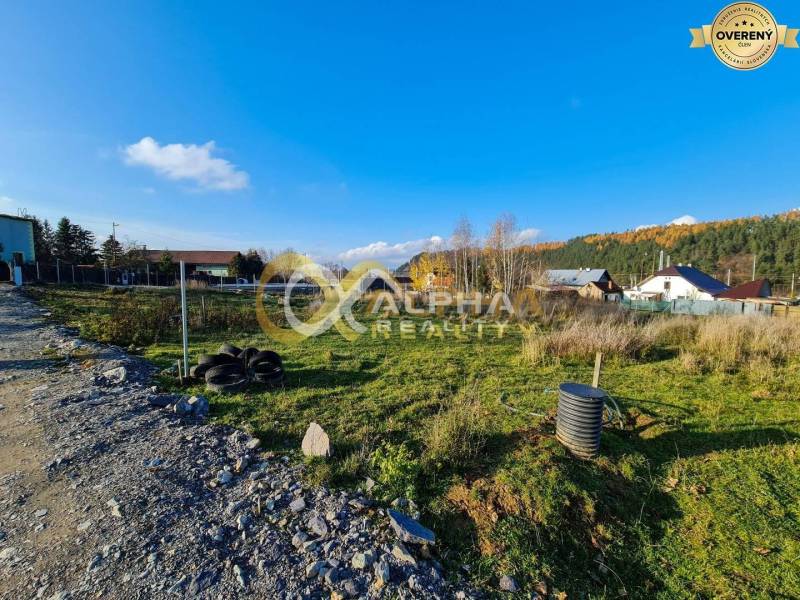 EXKLUZÍVNE Stavebné pozemky, Markušovce, okr. Spišská Nová Ves - Pozemok na bývanie v Markušovciach, obklopený prírodou, s viditeľnými domami v pozadí.