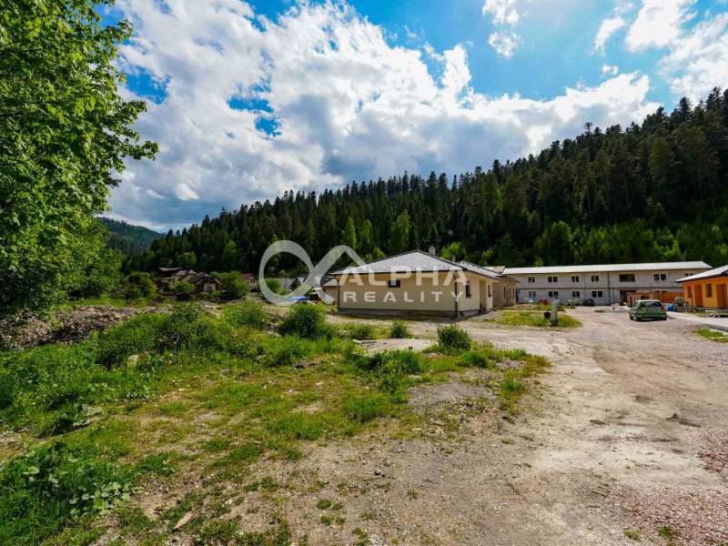 EXKLUZÍVNE Stavebný pozemok, 916m2, Novoveská Huta - Pozemky - bývanie v Spišskej Novej Vsi, obklopené lesom a zeleňou, s pohľadom na domy.