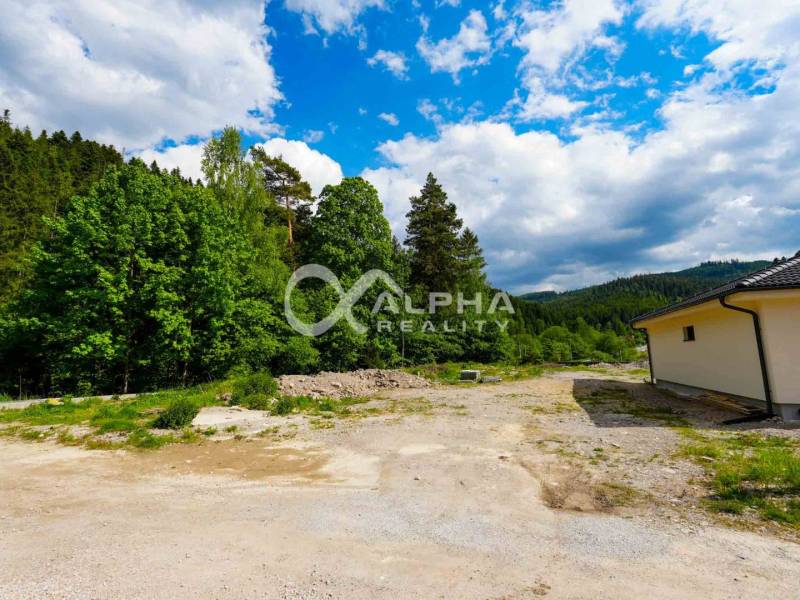 EXKLUZÍVNE Stavebný pozemok, 916m2, Novoveská Huta - Pozemok v Spišskej Novej Vsi obklopený zeleňou, ideálny na bývanie, ponúka pokojné prostredie.