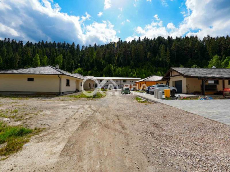 EXKLUZÍVNE Stavebný pozemok, 916m2, Novoveská Huta - Stavebné pozemky na bývanie v Spišskej Novej Vsi obklopené lesmi a domami.