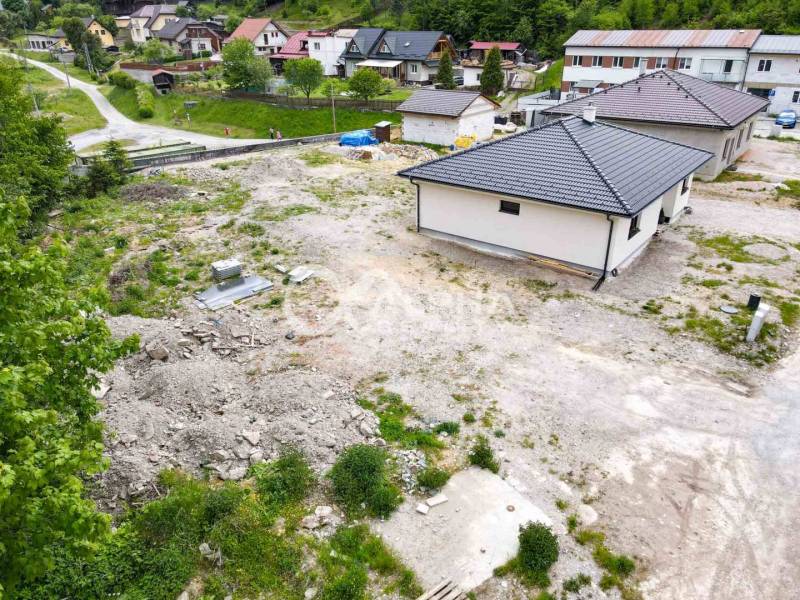 EXKLUZÍVNE Stavebný pozemok, 916m2, Novoveská Huta - Pozemky na bývanie v Spišskej Novej Vsi s domami a okolitou zeleňou.
