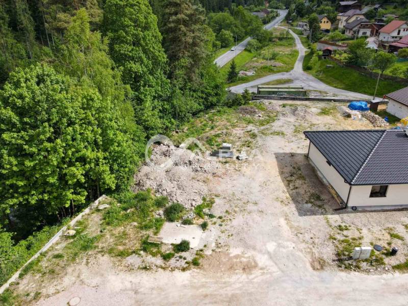 EXKLUZÍVNE Stavebný pozemok, 916m2, Novoveská Huta - Stavebný pozemok v Spišskej Novej Vsi, ideálny pre bývanie, obklopený zeleňou.