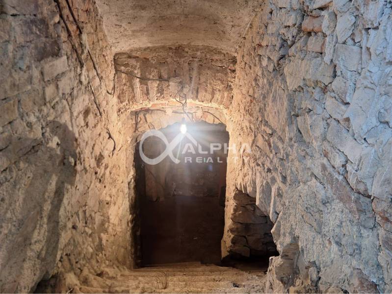 Polyfunkčný priestor na predaj, 66,5m2+pivnica 38m2, Zimná ul., Spišsk - Kamenný schodiskový priestor s osvetlením v obchodných priestoroch.