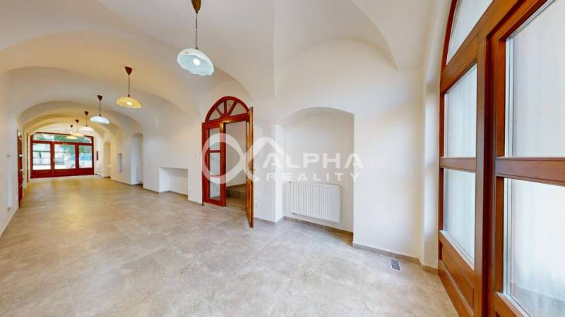 Polyfunkčný priestor na predaj, 66,5m2+pivnica 38m2, Zimná ul., Spišsk - Obchodné priestory s klenutým stropom, bielymi stenami a keramickou podlahou.