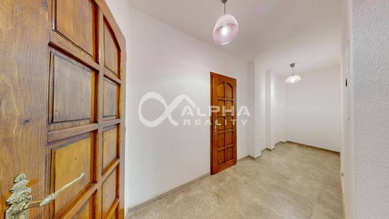 Polyfunkčný priestor na predaj, 66,5m2+pivnica 38m2, Zimná ul., Spišsk - Interiérové obchodné priestory s drevenými dverami a podlahou s dreveným dekorom.