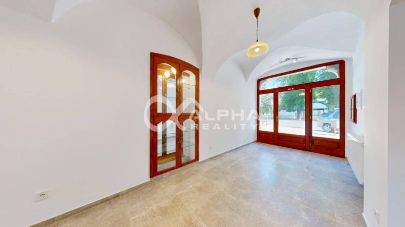 Polyfunkčný priestor na predaj, 66,5m2+pivnica 38m2, Zimná ul., Spišsk - Obchodné priestory s veľkými oknami, klenbovým stropom a podlahou s dreveným dekorom.