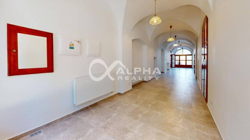 Polyfunkčný priestor na predaj, 66,5m2+pivnica 38m2, Zimná ul., Spišsk - Interiér obchodných priestorov s oblúkovými stropmi a podlahou s dreveným dekorom.