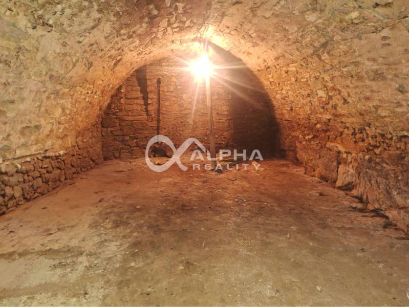 Polyfunkčný priestor na predaj, 66,5m2+pivnica 38m2, Zimná ul., Spišsk - Kamenná klenbová pivnica s osvetlením v obchodných priestoroch.