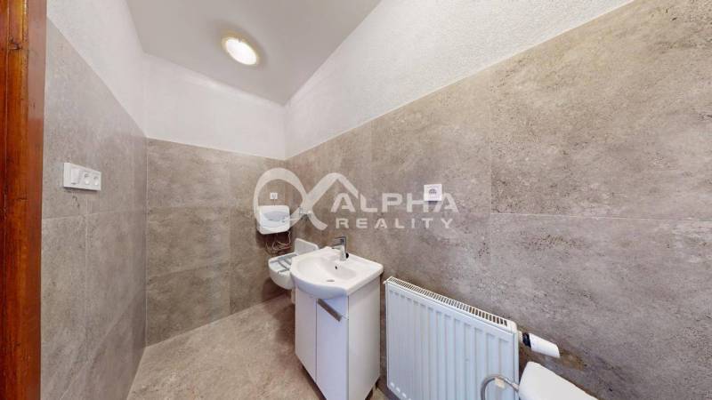 Polyfunkčný priestor na predaj, 66,5m2+pivnica 38m2, Zimná ul., Spišsk - Umývadlo s keramickým obkladom v obchodných priestoroch.