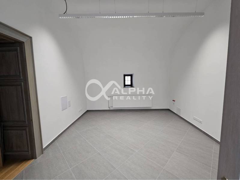 Prenájom obchodných priestorov, 268m2, Letná ulica, Spišská Nová Ves - Prázdna miestnosť s bielymi stenami a sivou podlahou v obchodných priestoroch.