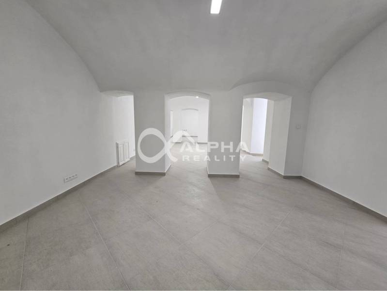 Prenájom obchodných priestorov, 268m2, Letná ulica, Spišská Nová Ves - Obchodné priestory s klenbovými stropmi a svetlými stenami, s dlažbou na podlahe.