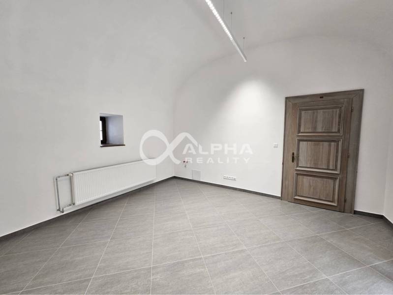 Prenájom obchodných priestorov, 268m2, Letná ulica, Spišská Nová Ves - Obchodné priestory s keramickou podlahou, radiátorom a drevenými dverami.