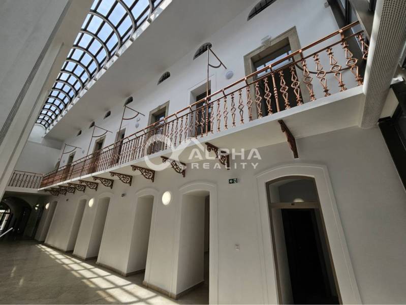 Prenájom obchodných priestorov, 268m2, Letná ulica, Spišská Nová Ves - Obchodné priestory s presklenou strechou a ozdobným zábradlím na poschodí.