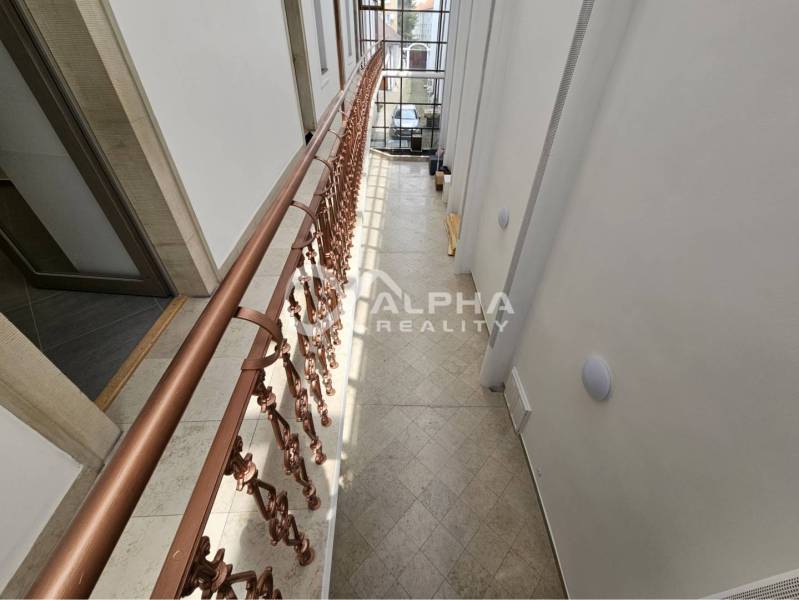 Prenájom obchodných priestorov, 268m2, Letná ulica, Spišská Nová Ves - Interiér s dlažbovou podlahou a kovovým zábradlím v obchodných priestoroch.