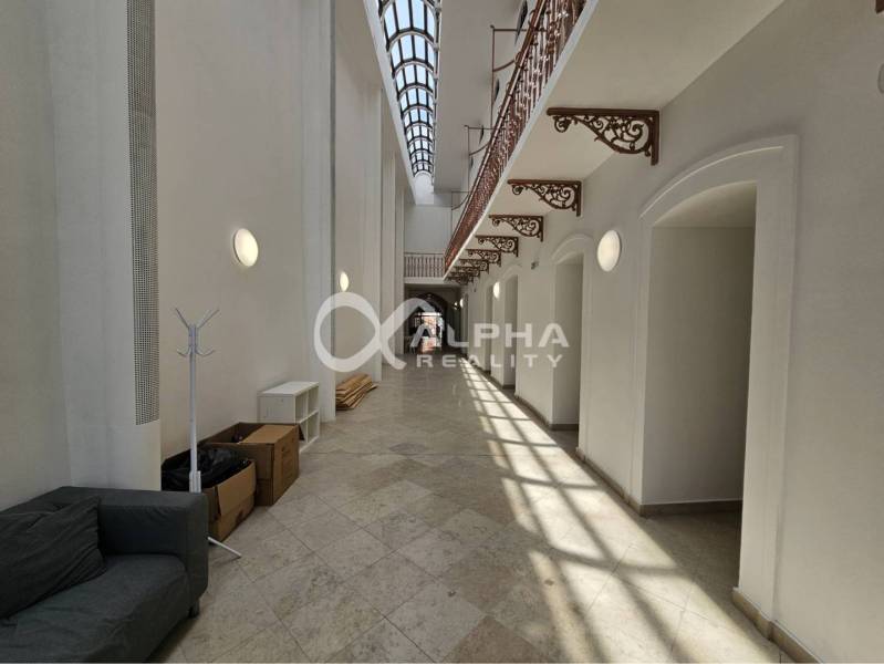 Prenájom obchodných priestorov, 268m2, Letná ulica, Spišská Nová Ves - Chodba s presklenou strechou a dekoratívnym zábradlím v obchodných priestoroch.