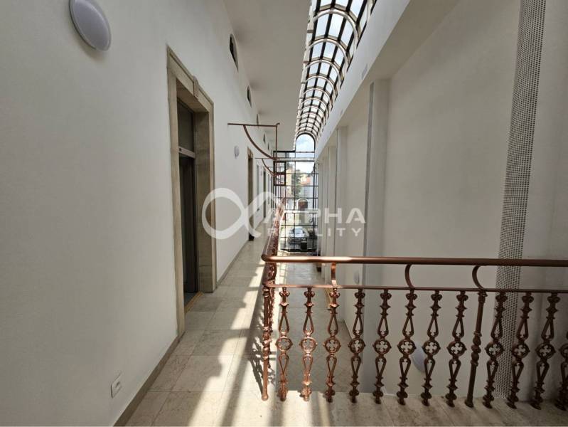 Prenájom obchodných priestorov, 268m2, Letná ulica, Spišská Nová Ves - Chodba s klenutými oknami a kovovým zábradlím v obchodných priestoroch.