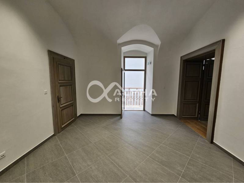 Prenájom obchodných priestorov, 268m2, Letná ulica, Spišská Nová Ves - Obchodné priestory s klenutým stropom, dlažbou a drevenými dverami ponúkajú svetlý interiér.