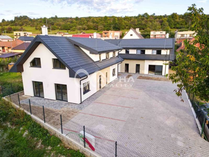 Rodinné domy, obec Danišovce, okr. Spišská Nová Ves - Rodinný dom v Danišovciach na ulici Danišovce s priestranným dvorom a modernou architektúrou.