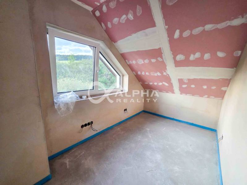 Rodinné domy, obec Danišovce, okr. Spišská Nová Ves - Izba v rodinnom dome s oknom a neúplne dokončenými stenami a stropom.