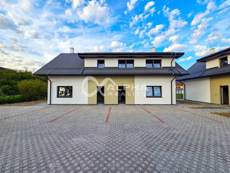 Rodinné domy, obec Danišovce, okr. Spišská Nová Ves - Rodinný dom v Danišovciach, ulica Danišovce, s priestranným dláždeným dvorom a úpravou okolia.