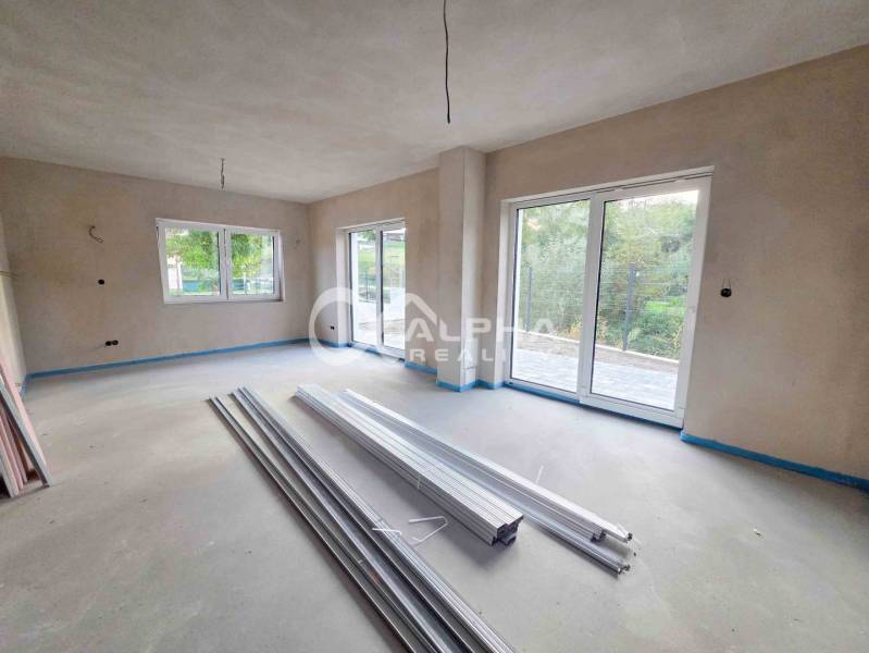 Rodinné domy, obec Danišovce, okr. Spišská Nová Ves - Dobre presvetlená izba v rodinnom dome so stavebným materiálom na podlahe.