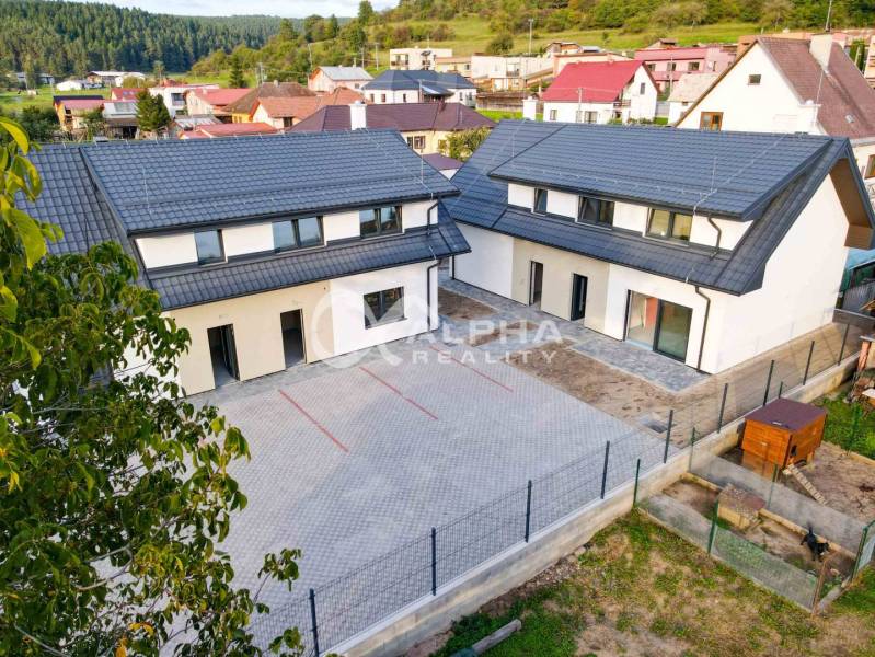 Rodinné domy, obec Danišovce, okr. Spišská Nová Ves - Rodinné domy v Danišovciach na ulici Danišovce s priestranným asfaltovým nádvorím.