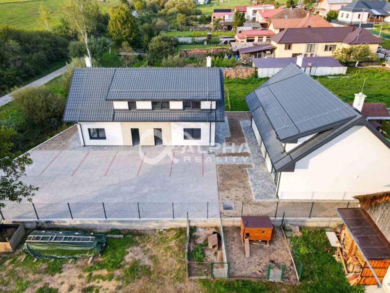 Rodinné domy, obec Danišovce, okr. Spišská Nová Ves - Rodinný dom v Danišovciach na ulici Danišovce so spevnenou parkovacou plochou a záhradou.