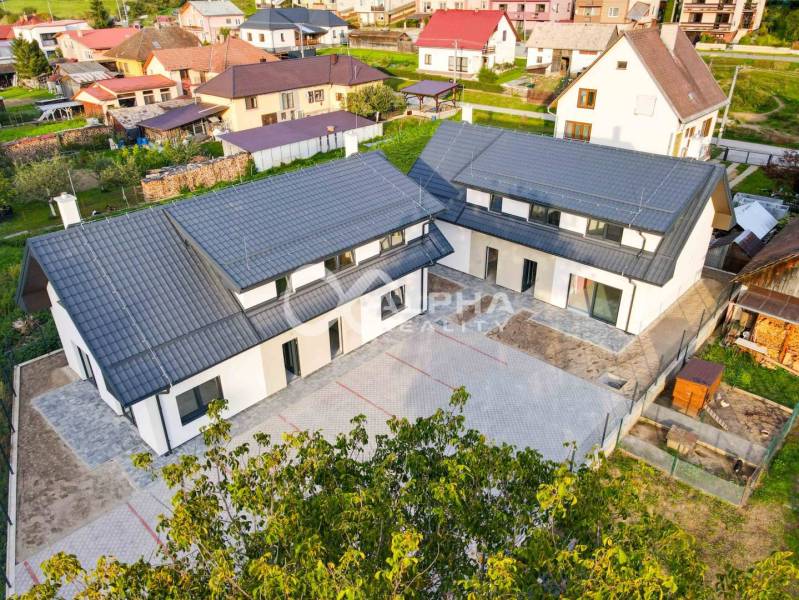 Rodinné domy, obec Danišovce, okr. Spišská Nová Ves - Rodinný dom v Danišovciach na ulici Danišovce s priestranným dvorom a sedlovou strechou.