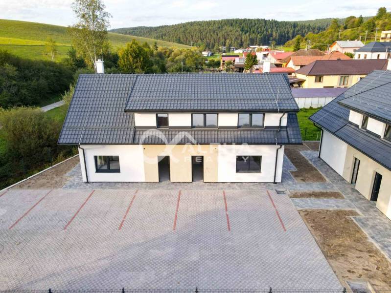 Rodinné domy, obec Danišovce, okr. Spišská Nová Ves - Rodinný dom v Danišovciach na ulici Danišovce, s parkoviskom a krásnym výhľadom na zeleň.