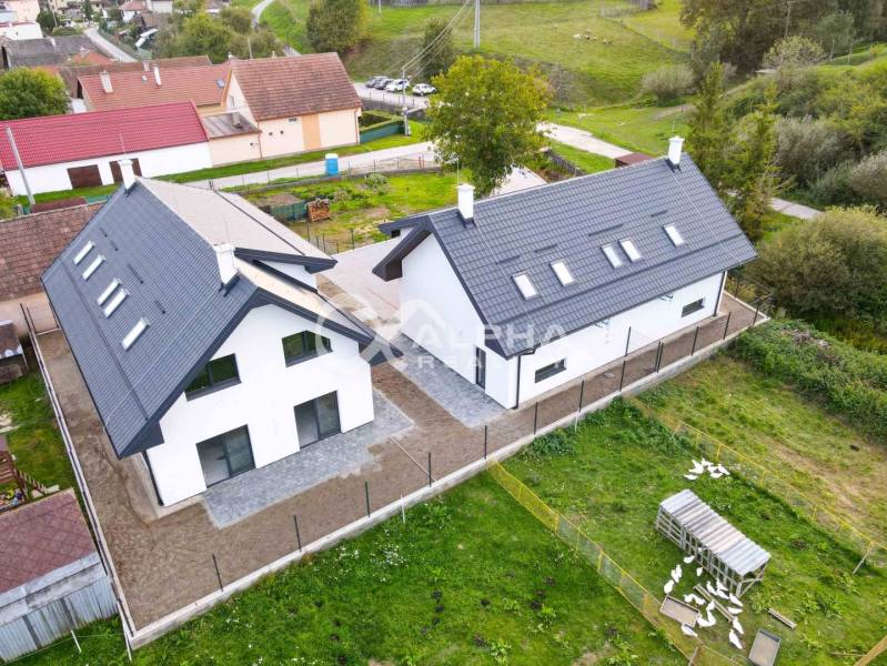 Rodinné domy, obec Danišovce, okr. Spišská Nová Ves - Rodinný dom v Danišovciach, moderne postavená nehnuteľnosť na ulici Danišovce s dvomi budovami.