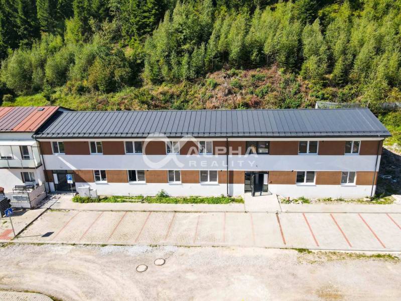 EXKLUZÍVNE novostavby bytov s terasou, parkovaním, Novoveská Huta, okr - Budova v Spišskej Novej Vsi s parkoviskom, obklopená zeleným lesom.
