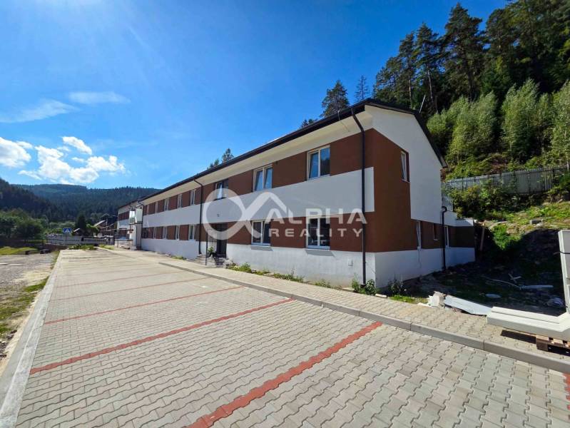 EXKLUZÍVNE novostavby bytov s terasou, parkovaním, Novoveská Huta, okr - Bytový dom v Spišskej Novej Vsi obklopený zeleňou a spevnenou cestou.