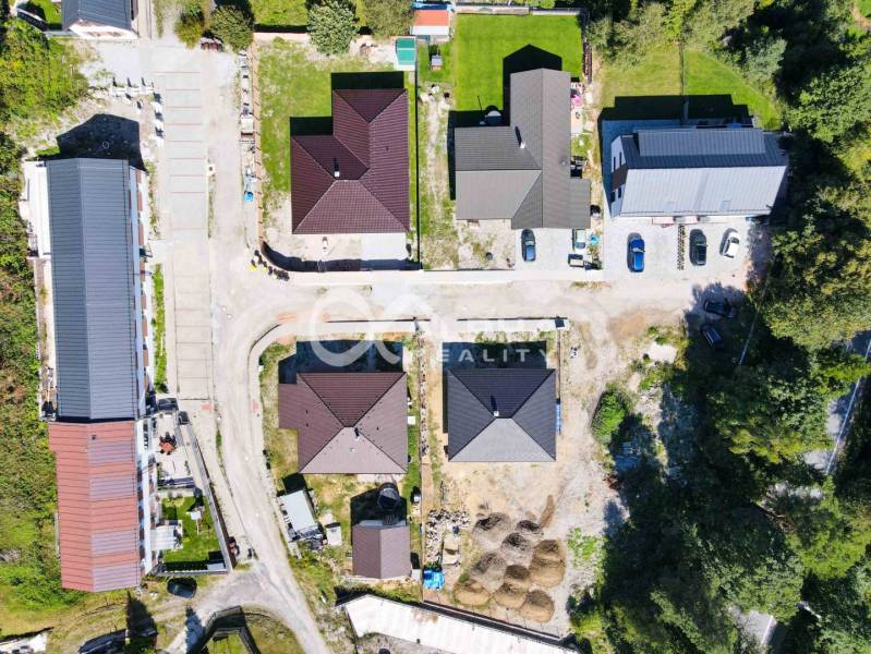 EXKLUZÍVNE novostavby bytov s terasou, parkovaním, Novoveská Huta, okr - Pohľad zhora na rezidenčné domy a cesty v Spišskej Novej Vsi.