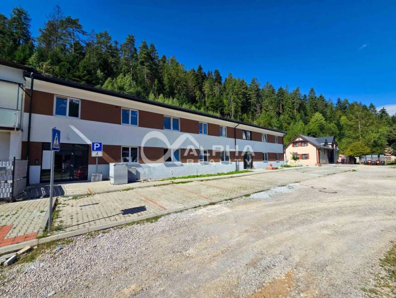 EXKLUZÍVNE novostavby bytov s terasou, parkovaním, Novoveská Huta, okr - Exteriér 3-izbového bytu v Spišskej Novej Vsi obklopený lesom a parkoviskom.