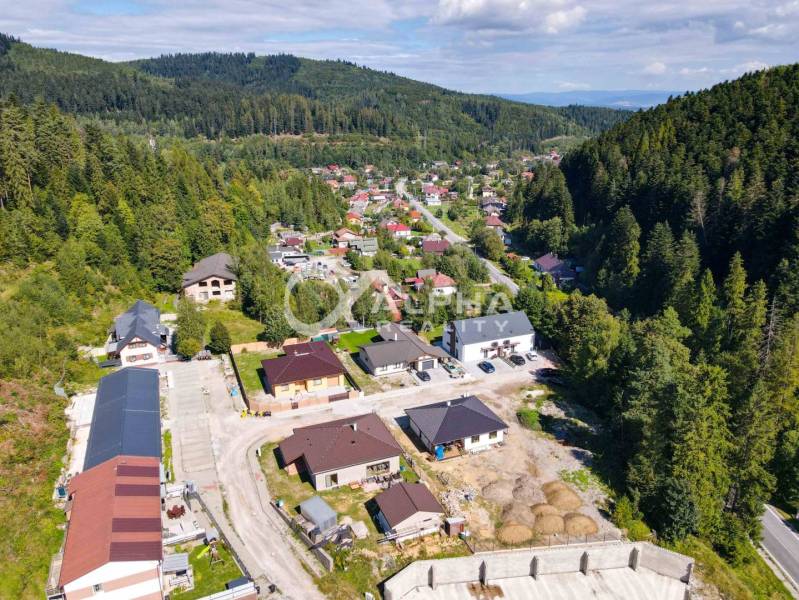 EXKLUZÍVNE novostavby bytov s terasou, parkovaním, Novoveská Huta, okr - Letecký pohľad na malebnú štvrť obklopenú lesmi v Spišskej Novej Vsi.