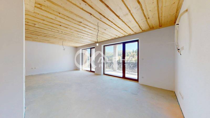 2i alebo 3i byt, Poráč, okres Spišská Nová Ves - Rekreačný apartmán s bielymi stenami, dreveným stropom a veľkými oknami s výhľadom.