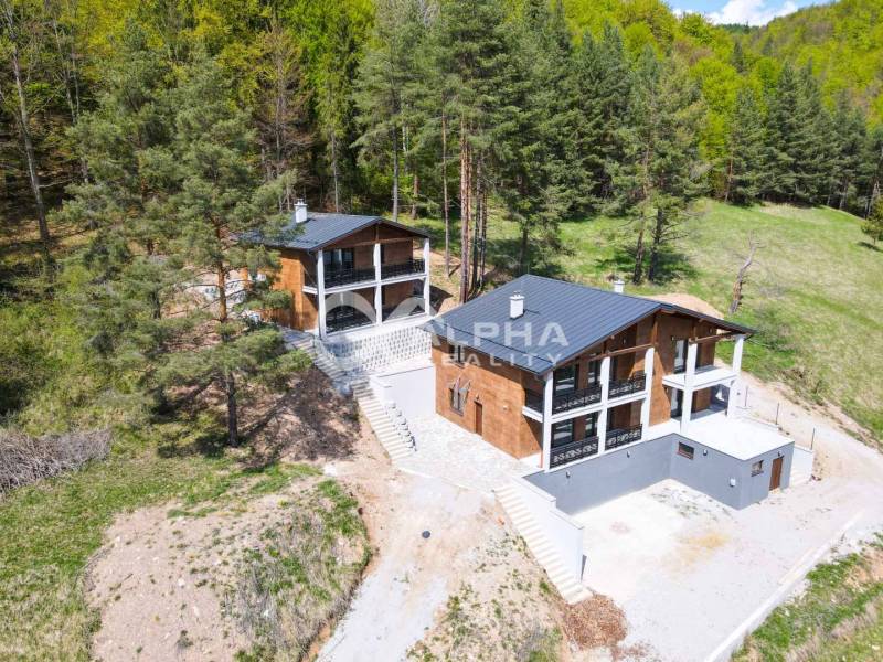 2i alebo 3i byt, Poráč, okres Spišská Nová Ves - Rekreačný apartmán v Poráči obklopený lesom s priestrannou terasou a schodiskom.