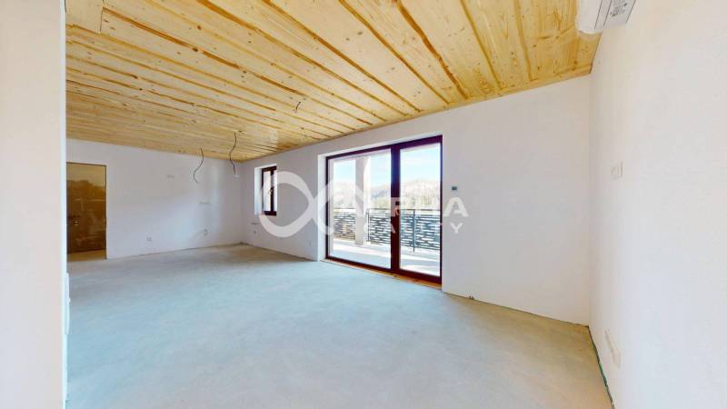 2i alebo 3i byt, Poráč, okres Spišská Nová Ves - Svetlý interiér rekreačného apartmánu s dreveným stropom a veľkými presklenými dverami.