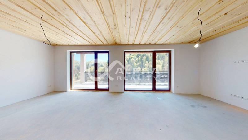 2i alebo 3i byt, Poráč, okres Spišská Nová Ves - Rekreačný apartmán s dreveným stropom a veľkými oknami ponúka výhľad na prírodu.