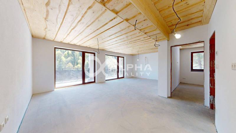 2i alebo 3i byt, Poráč, okres Spišská Nová Ves - Interiér Rekreačného apartmánu s veľkými oknami a stropom z dreveného dekoru.