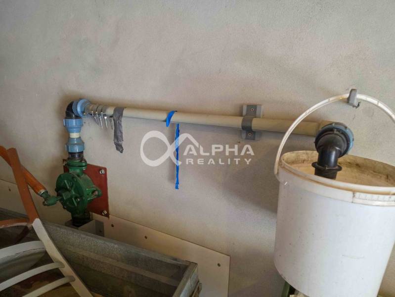 Prenájom garáž, centrum, Spišská Nová Ves - Vodoinštalácia s rúrami a vedrom v garážach v Spišskej Novej Vsi.