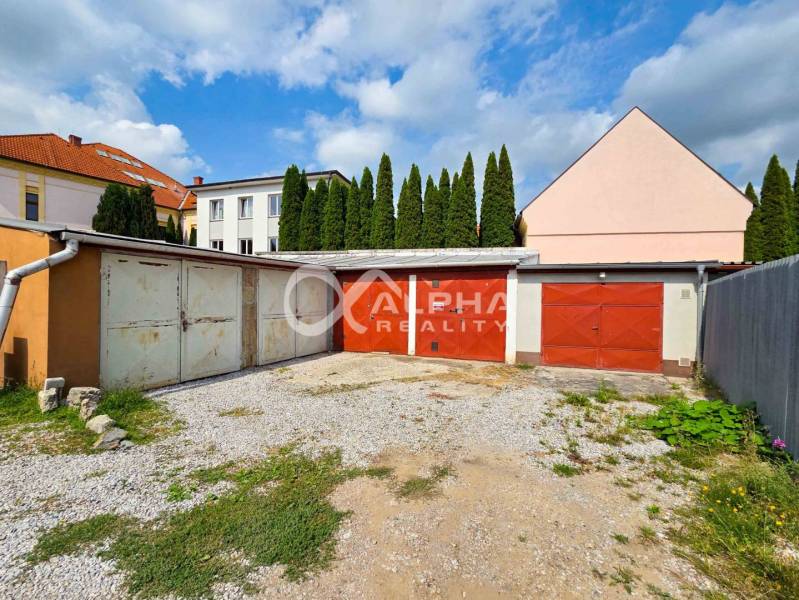 Prenájom garáž, centrum, Spišská Nová Ves - Garáže v Spišskej Novej Vsi s dvoma bránami a štrkovým podložím.