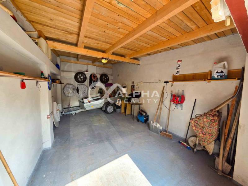 Prenájom garáž, centrum, Spišská Nová Ves - Garáže s dreveným stropom a uloženými nástrojmi.