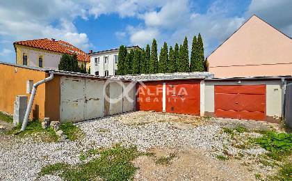 Prenájom garáž, centrum, Spišská Nová Ves - Garáže v Spišskej Novej Vsi s kamenným podkladom a farebnými bránami.